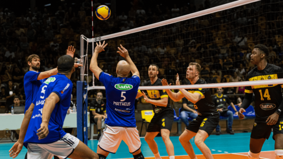 Jogadores de vôlei de Cruzeiro e Praia Clube (foto: Cacau Souza)