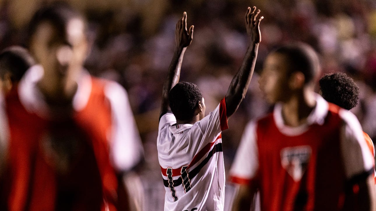 Ferreira, atacante do São Paulo, comemorando gol sobre Cruzeiro na Copinha (foto: Victor Monteiro/Ag. Paulistão)