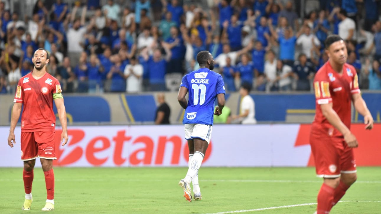 Bolasie, atacante do Cruzeiro, comemorando gol diante do Tombense (foto: Ramon Lisboa/EM/D.A Press)