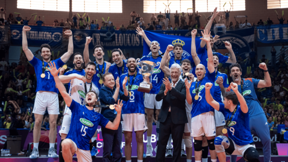 Time de vôlei do Cruzeiro com taça do Campeonato Mundial (foto: Agência i7/Cruzeiro)