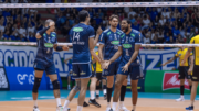 Jogadores de vôlei do Cruzeiro comemorando ponto contra o Praia Clube, pela Superliga Masculina (foto: Agência i7/Cruzeiro)