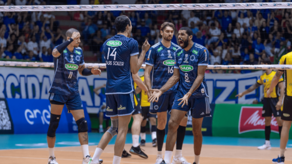 Jogadores de vôlei do Cruzeiro comemorando ponto contra o Praia Clube, pela Superliga Masculina (foto: Agência i7/Cruzeiro)