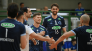 Jogadores de vôlei do Cruzeiro celebrando ponto (foto: Agência i7/Cruzeiro)