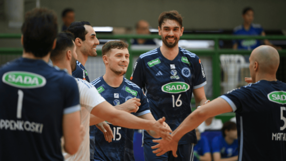 Jogadores de vôlei do Cruzeiro celebrando ponto (foto: Agência i7/Cruzeiro)