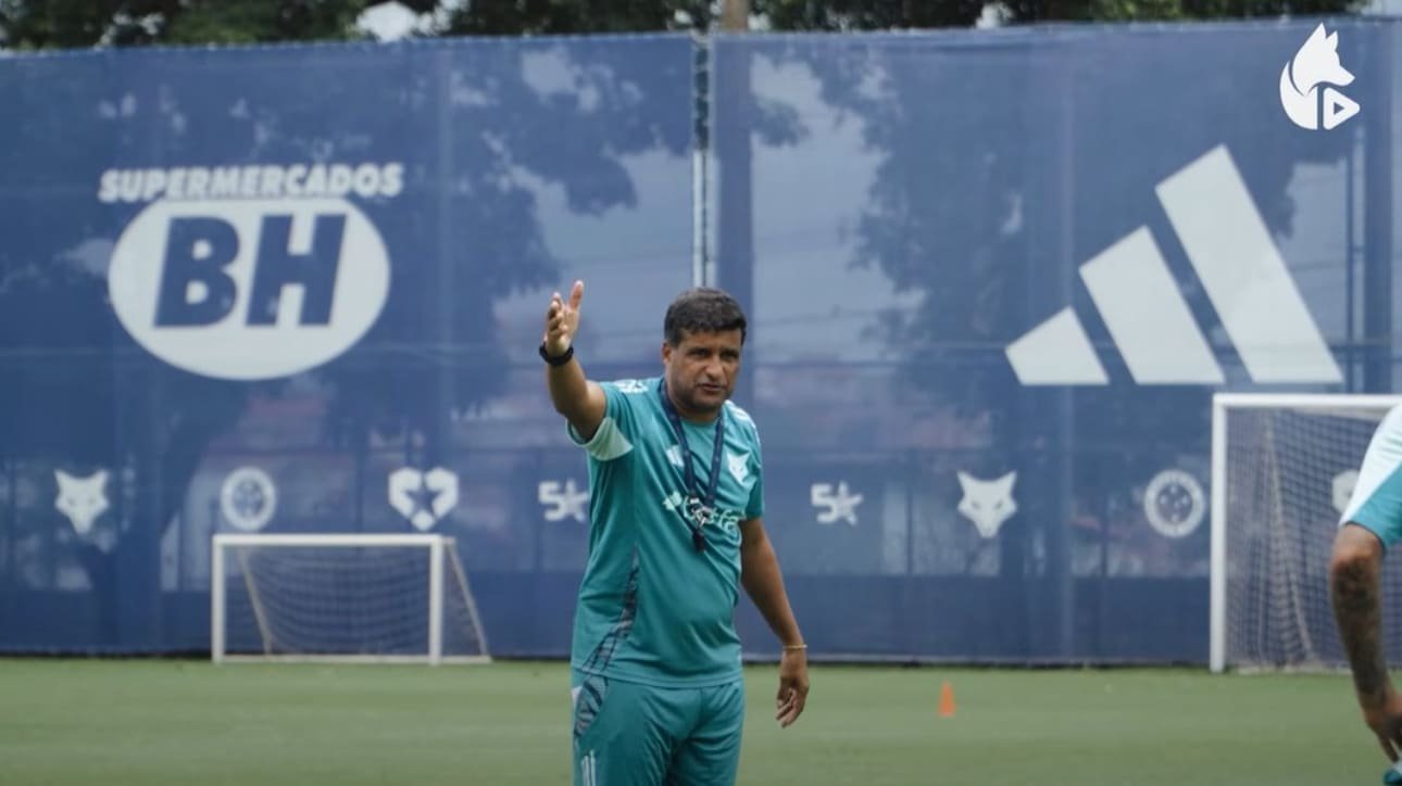 Wesley Carvalho, técnico interino do Cruzeiro, durante treinamento (foto: Reprodução/TV Cruzeiro)