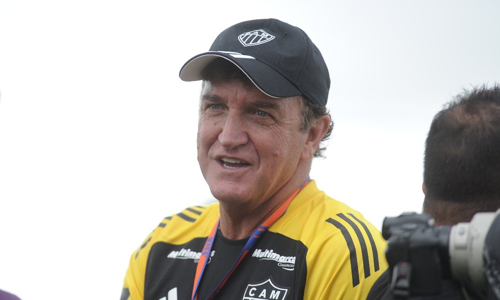 Cuca durante treino do Atlético na Cidade do Galo (foto: Alexandre Guzanshe/EM/D.A Press)