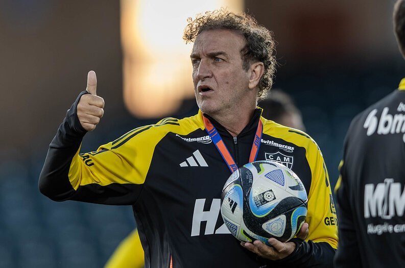 Técnico Cuca faz joinha (foto: Pedro Souza/Atlético)