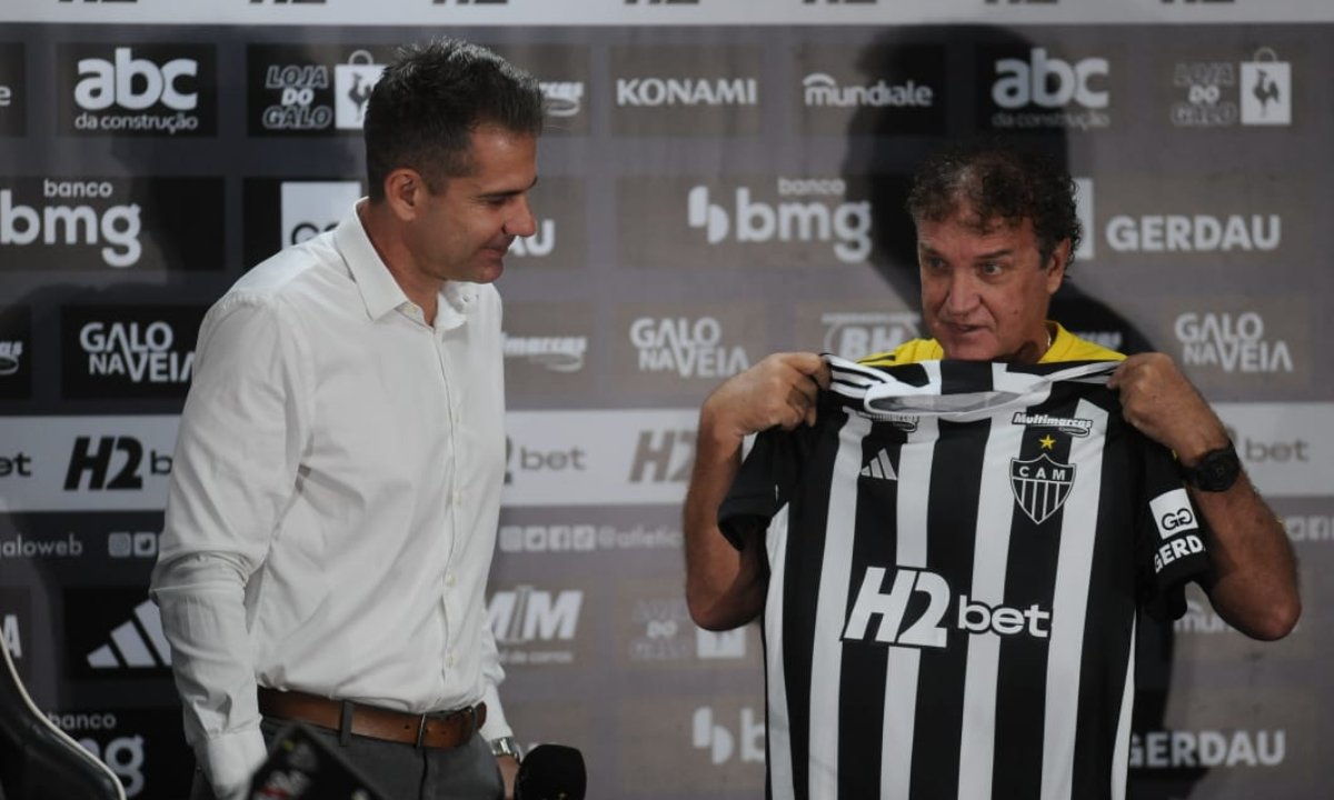 Cuca e Victor em coletiva na Cidade do Galo (foto: Alexandre Guzanshe/EM/DA.Press)
