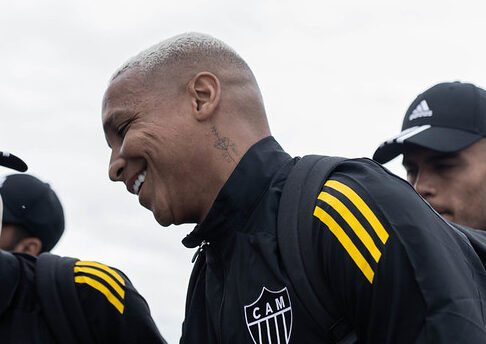 Deyverson com moletom do Atlético sorrindo (foto: Pedro Souza/Atlético)