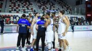 Elenco do Minas celebra vitória (foto:  Divulgação/FIBA)