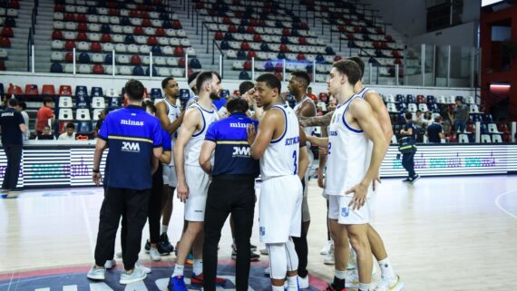 Elenco do Minas celebra vitória (foto:  Divulgação/FIBA)