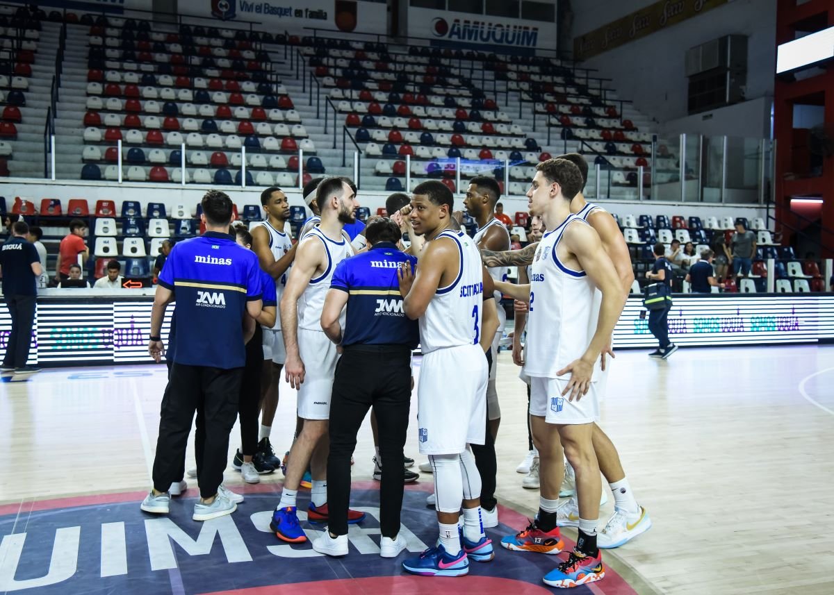 Elenco do Minas celebra vitória (foto: Divulgação/FIBA)