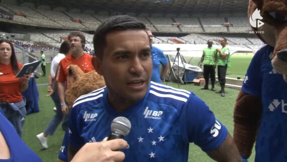 Dudu, atacante do Cruzeiro, em apresentação à torcida no Mineirão (foto: TV Cruzeiro/Reprodução)