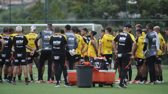 Elenco do Atlético reunido na Cidade do Galo (foto: Alexandre Guzanshe/EM/DA.Press)