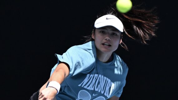 Emma Raducanu, tenista britânica de 22 anos, em quadra (foto: William West/AFP)