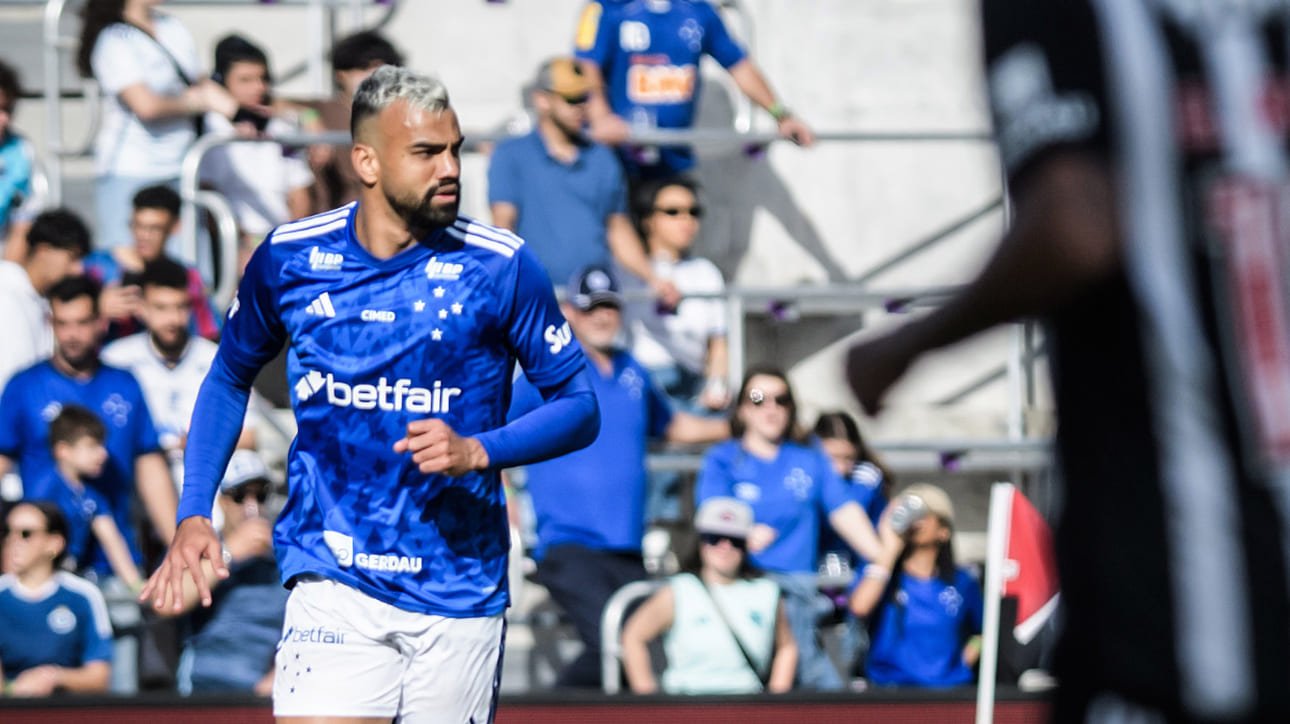 Fabrício Bruno, zagueiro do Cruzeiro, em duelo com Atlético (foto: Gustavo Aleixo/Cruzeiro)