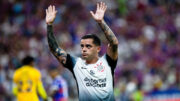 Fagner, novo lateral-direito do Cruzeiro, em ação pelo Corinthians (foto: THIAGO GADELHA/AFP)