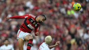 Zagueiro Fabrício Bruno, com a camisa do Flamengo, cabeceando (foto: Mauro Pimentel/AFP)