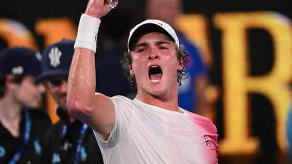 João Fonseca comemora vitória na estreia no Australian Open (foto: WILLIAM WEST / AFP)