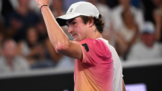 João Fonseca no Australian Open (foto: WILLIAM WEST/AFP)