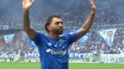 Gabigol sauda a torcida do Cruzeiro no Mineirão (foto: Reprodução/TV Cruzeiro)