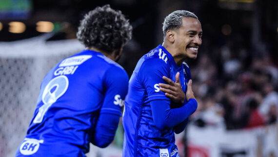 Gabigol e Matheus Pereira, do Cruzeiro, comemorando juntos (foto: Gustavo Aleixo/Cruzeiro)