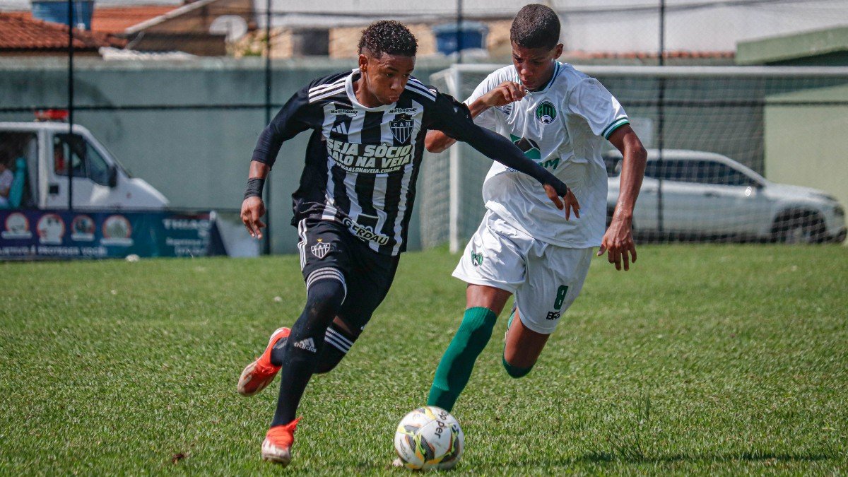 Gabriel Veneno em ação pelo Sub-15 do Atlético (foto: Fábio Pinel/Atlético)