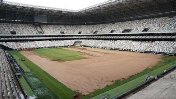 Atlético já iniciou a troca do gramado na Arena MRV (foto: Daniela Veiga / Galo)