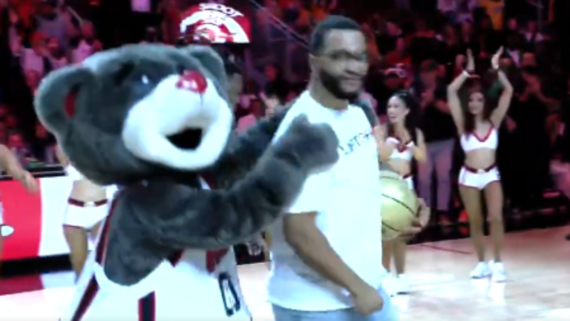 Torcedor do Houston Rockets é festejado no Toyota Center após acertar cesta do meio da quadra em desafio (foto: Reprodução/NBA)