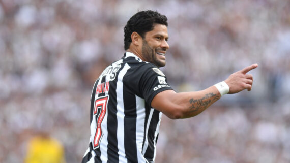 De costas, Hulk aponta para a direita durante jogo do Atlético na Copa Libertadores de 2024 (foto: Alexandre Guzanshe/EM/D.A Press)