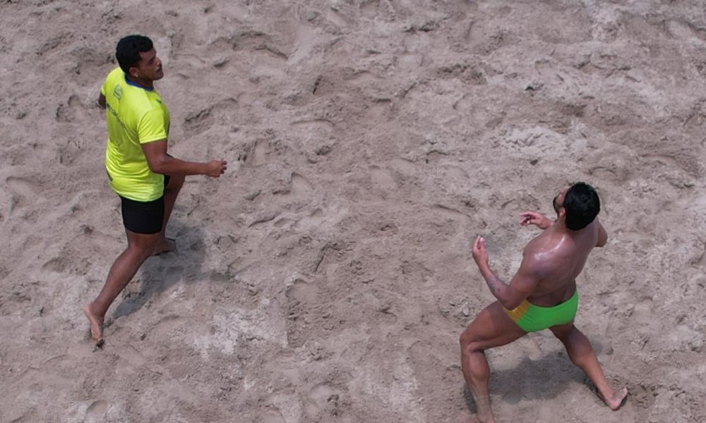 Hulk joga futevôlei antes do fim das férias (foto: Reprodução)