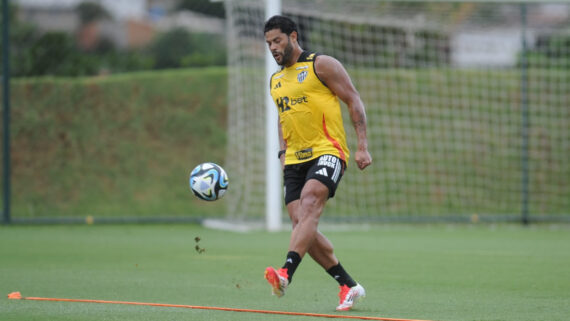 Hulk, atacante do Atlético, marcou golaço de cavadinha em treino na Cidade do Galo nesta segunda-feira (13/1) (foto: Alexandre Guzanshe/EM/D.A Press)