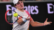 João Fonseca, tenista brasileiro, em vitória na estreia do Australian Open (foto: WILLIAM WEST/AFP)