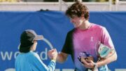 João Fonseca com o troféu do Challenger de Camberra (foto: Divulgação)