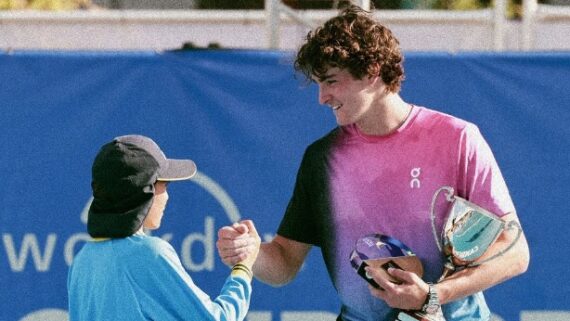 João Fonseca com o troféu do Challenger de Camberra (foto: Divulgação)