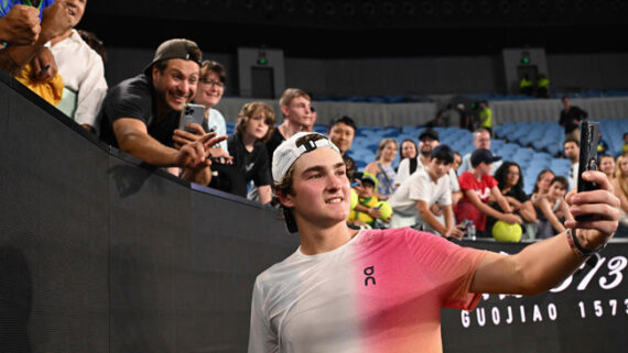 João Fonseca comemora a vitória no Australian Open com torcedores brasileiros (foto: WILLIAM WEST / AFP)