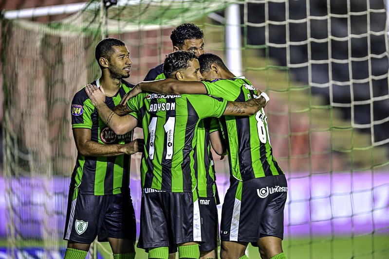 Jogadores do América se abraçam em comemoração de gol (foto: Mourão Panda/América)