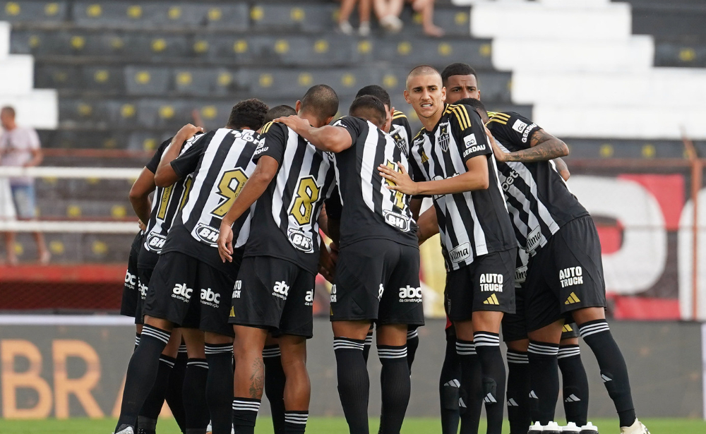 Jogadores do Atlético se reuniram no campo antes do jogo contra o Pouso Alegre - (foto: Daniela Veiga/Atlética)