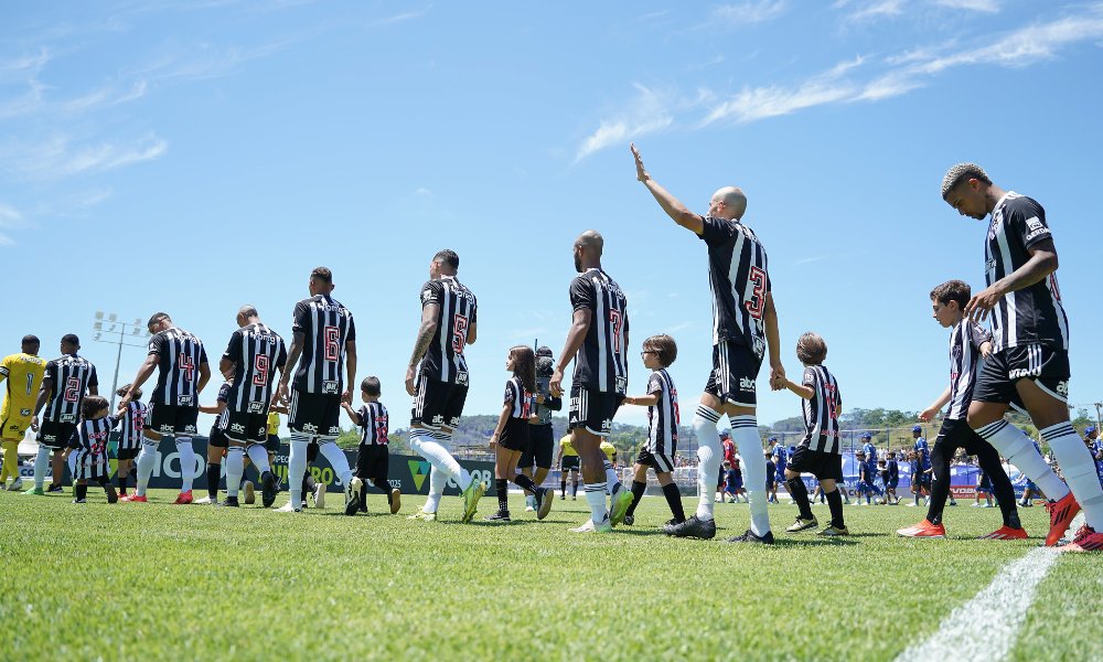 Jogadores do Atlético durante entrada no campo para enfrentar o Aymorés (foto: Daniela Veiga / Atlético)