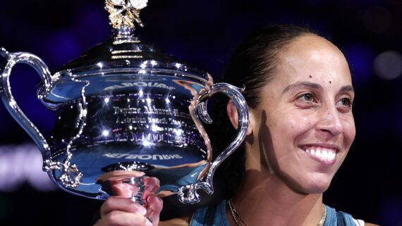 Madison Keys, campeã do Australian Open 2025, com troféu (foto: Martin Keep/AFP)