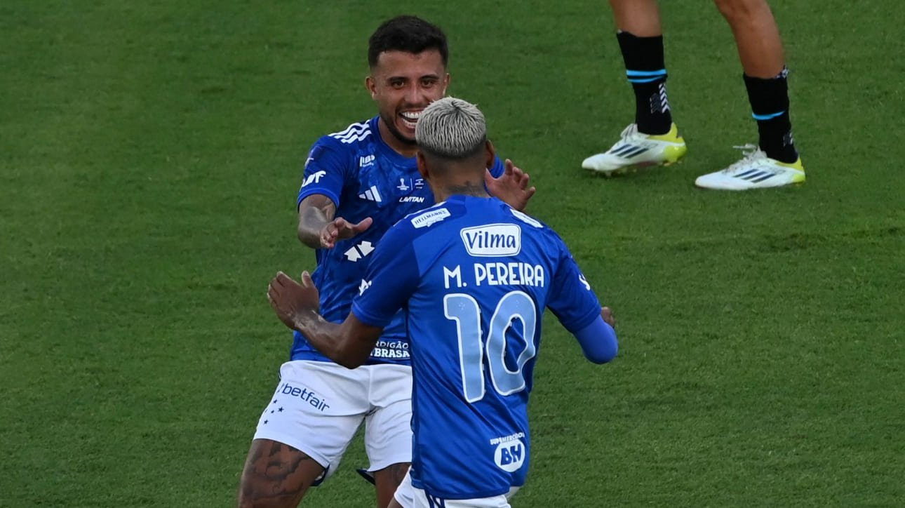 Matheus Henrique e Matheus Pereira comemorando em campo, meio-campistas do Cruzeiro (foto: Jose Bogado/AFP)