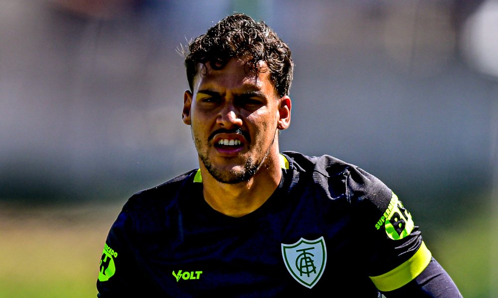 Matheus Mendes em treino do América (foto: Mourão Panda / América)