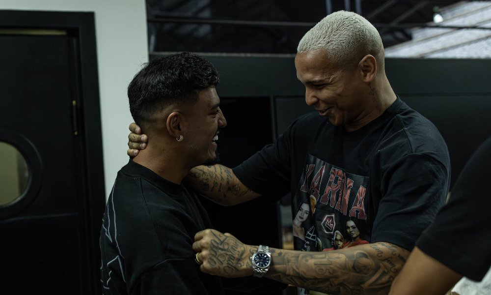 Gabriel Menino ao lado de Deyverson (foto: Pedro Souza/Atlético)