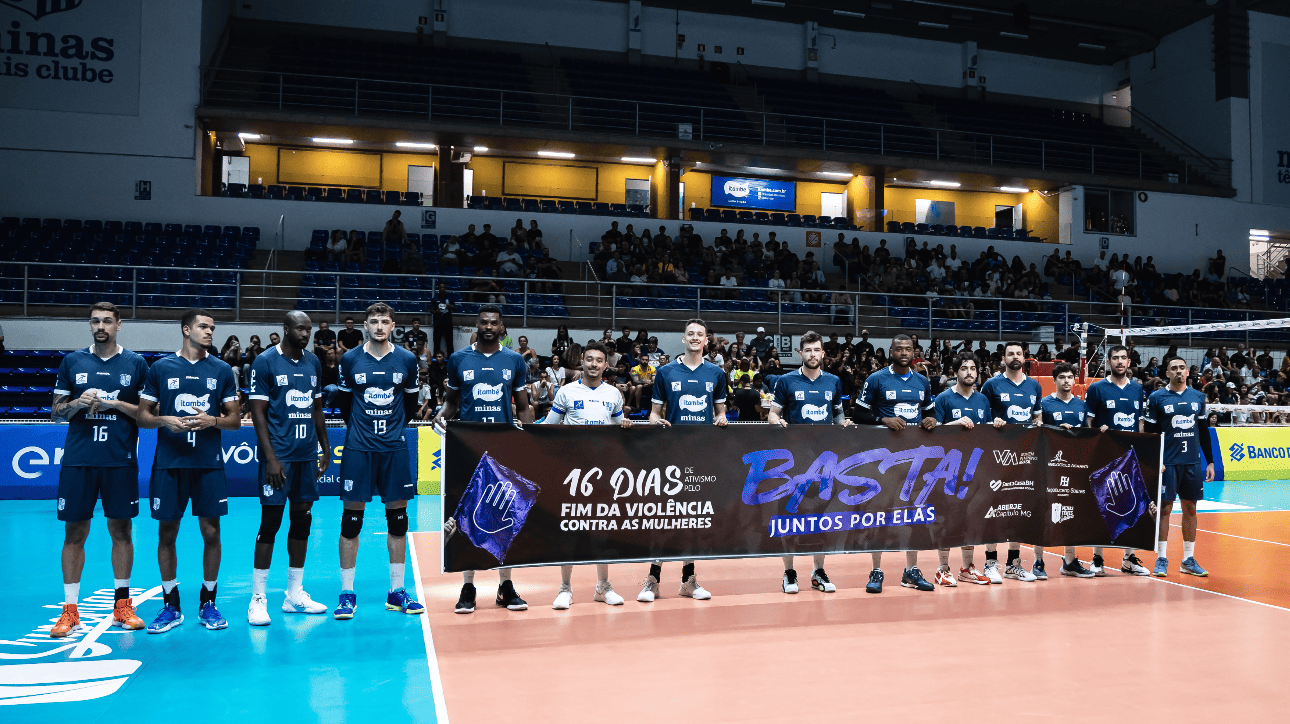 Jogadores de vôlei do Minas perfilados em quadra (foto: Hedgard Moraes/MTC)