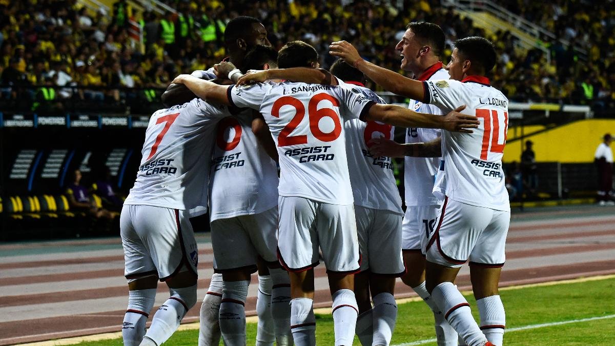 Jogadores do Nacional, do Uruguai, comemoram gol pela Copa Libertadores de 2024 (foto: SCHNEYDER MENDOZA/AFP)
