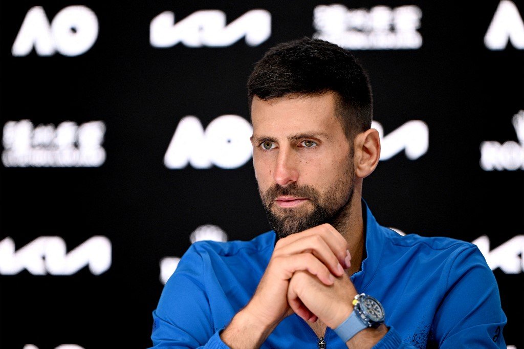 Novak Djokovic, tenista sérvio, em entrevista coletiva (foto: Vince Caligiuri/Tennis Australia/AFP)