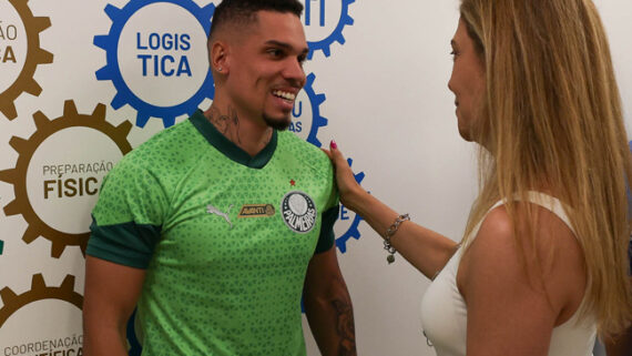 Paulinho foi recepcionado no Palmeiras pela presidente Leila Pereira (foto: Cesar Greco/Palmeiras/)