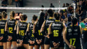 Jogadoras de vôlei do Praia Clube perfiladas (foto: Eliezer Esportes/Praia Clube)