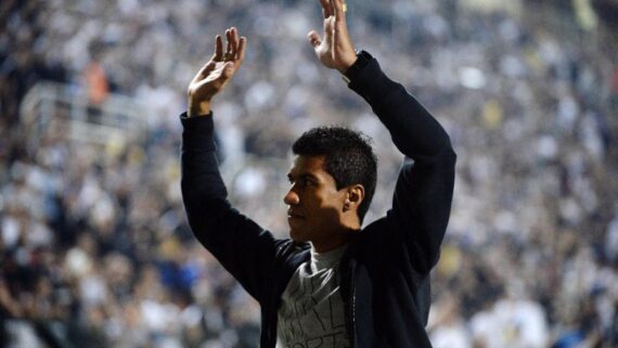 Paulinho reverencia a torcida do Corinthians (foto: AFP PHOTO / NELSON ALMEIDA)