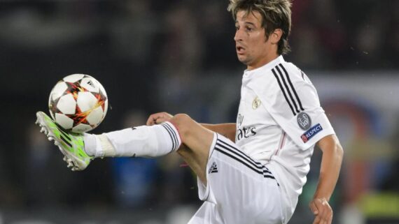 Fabio Coentrão com a camisa do Real Madrid (foto: AFP PHOTO / FABRICE COFFRINI)